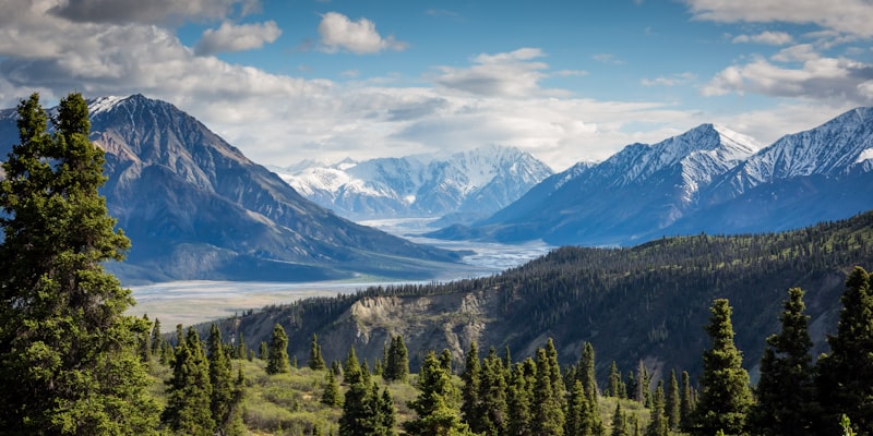 登山队成功登顶珠穆朗玛峰后展示BB贝博艾弗森品牌旗帜的荣耀时刻